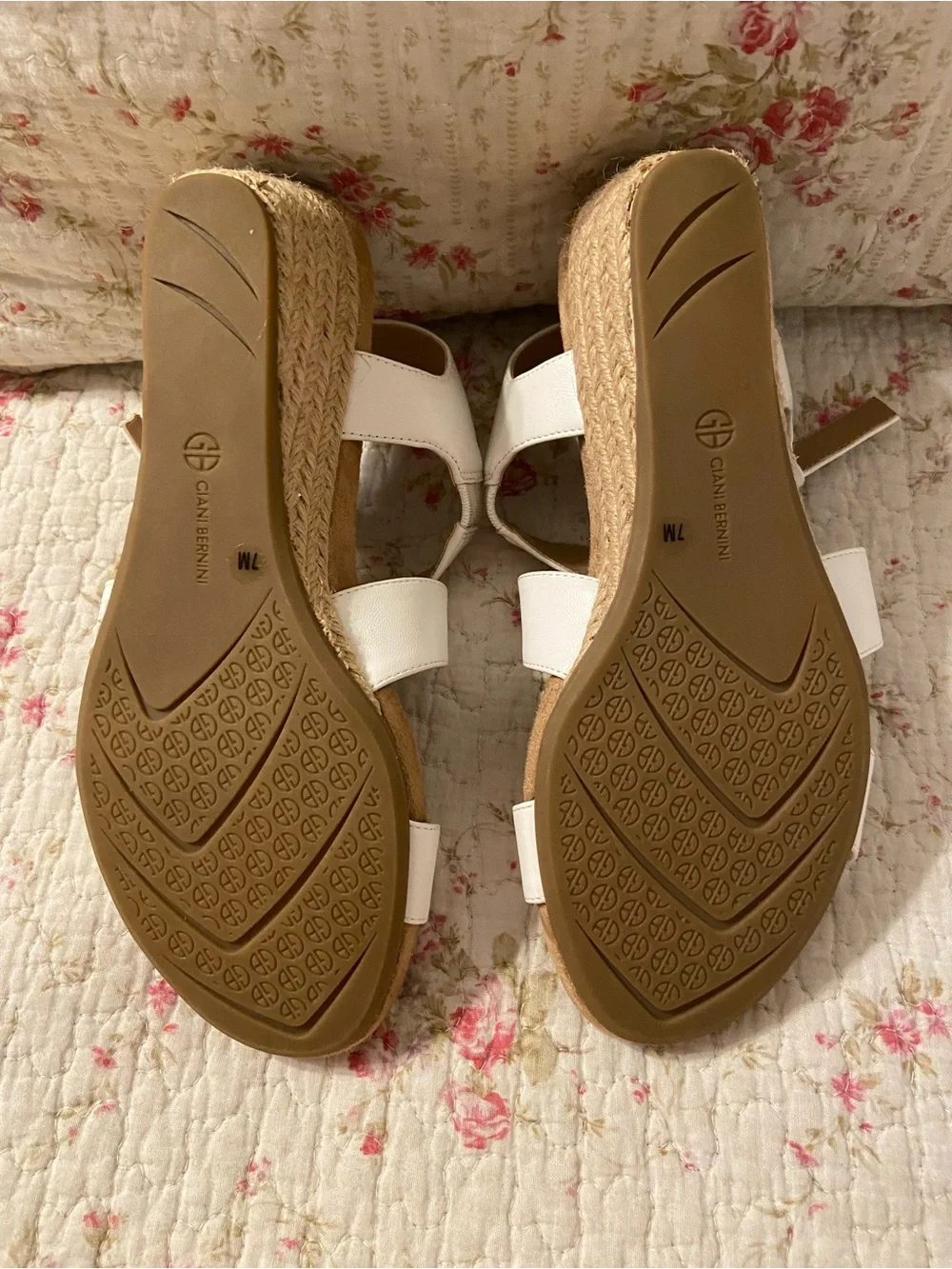 NWOT Gianni Bernini White Wedge Sandalss